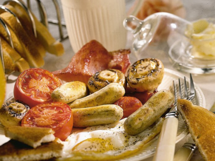 Engels grill-ontbijt met worst, bacon en spiegelei